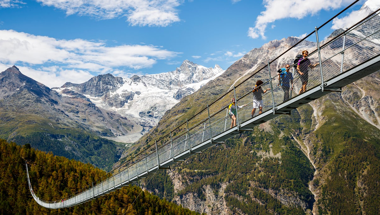 Conheça a ponte para pedestres mais longa do mundo localizada na Suíça